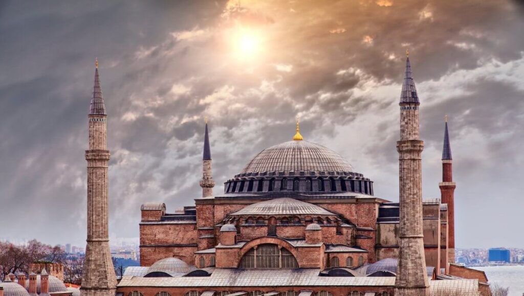 Sultanahmet Meydanıdan Ayasofya Camii görüntüsü