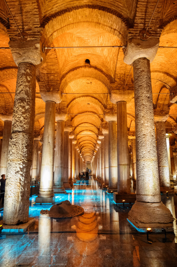 Yerebatan sarnıcı Istanbul, Türkiye. Antik Sutunlar, Su ve Yansıma